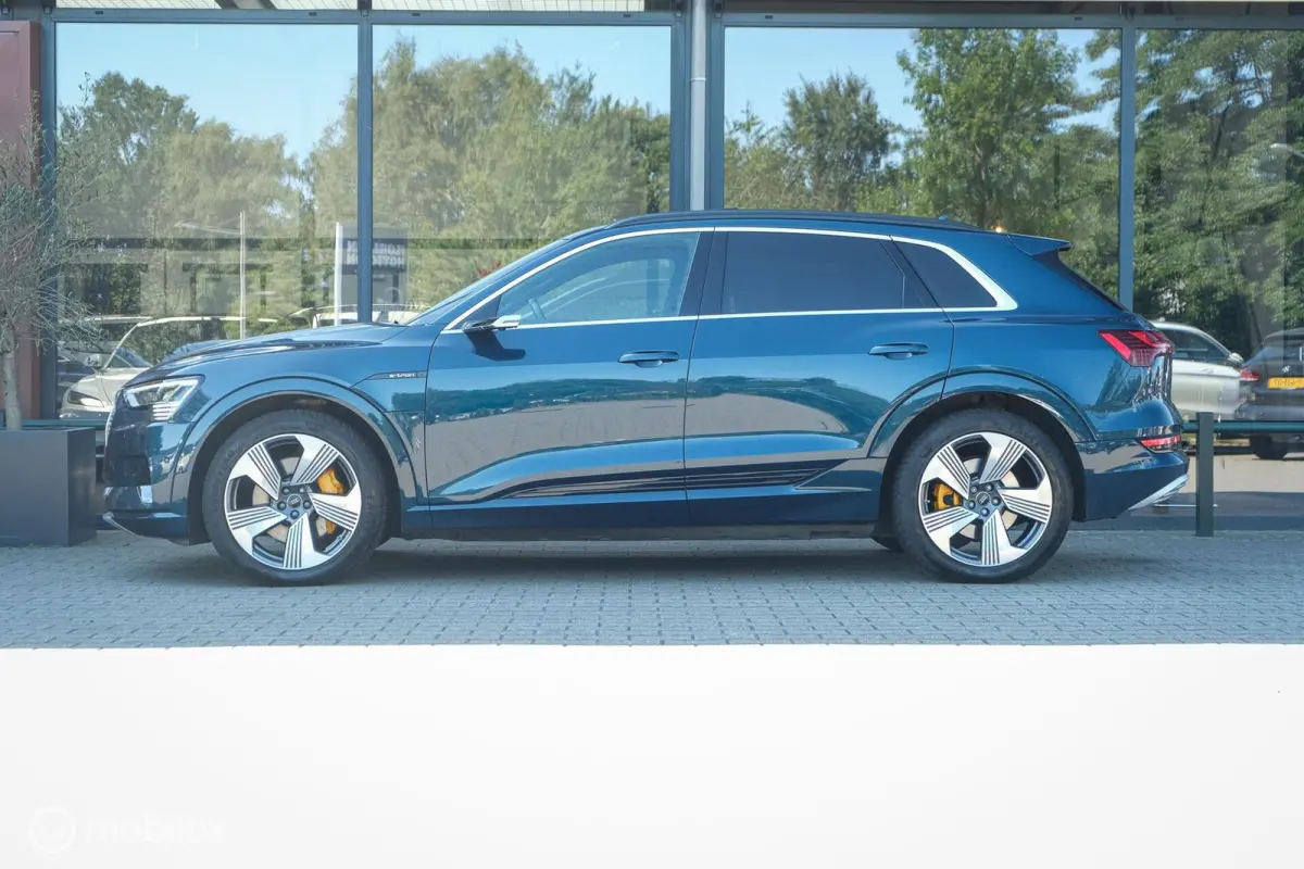 55 quattro Business edition Plus 95 kWh | Pano | ACC | HUD | B&O | Luchtvering | Stoelverwarming voor en achter | Trekhaak | Ambient | 360 | Clima achterin | Galaxisblauw metallic