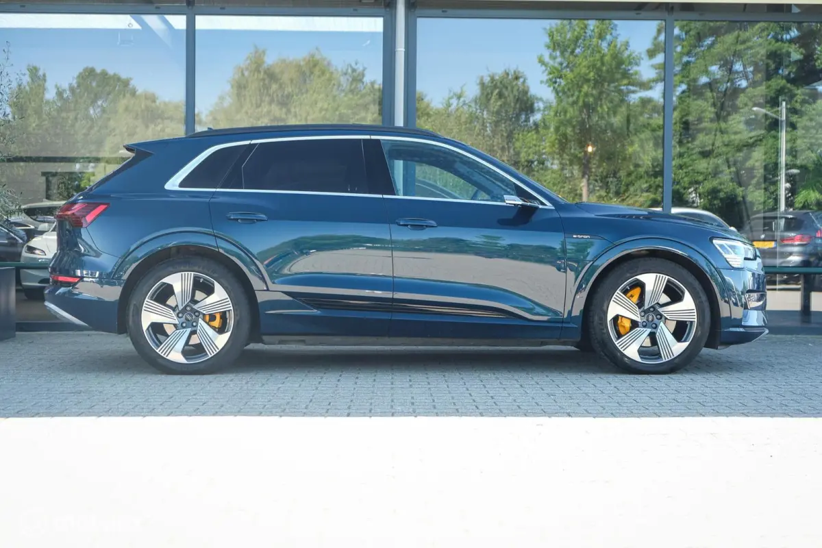 55 quattro Business edition Plus 95 kWh | Pano | ACC | HUD | B&O | Luchtvering | Stoelverwarming voor en achter | Trekhaak | Ambient | 360 | Clima achterin | Galaxisblauw metallic