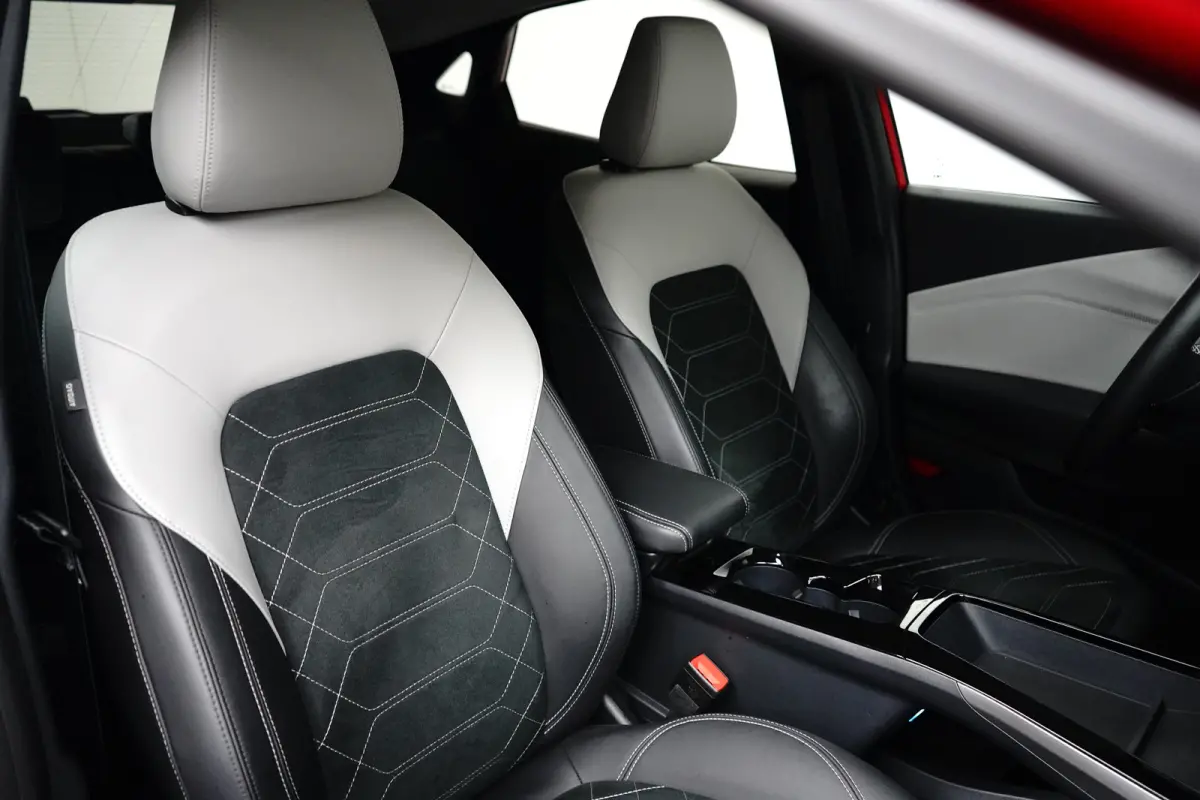 Premium 44 kWh FWD 168pk | Stoelverwarming | B&O Audio | Apple Carplay | Camera | Adap. Cruise