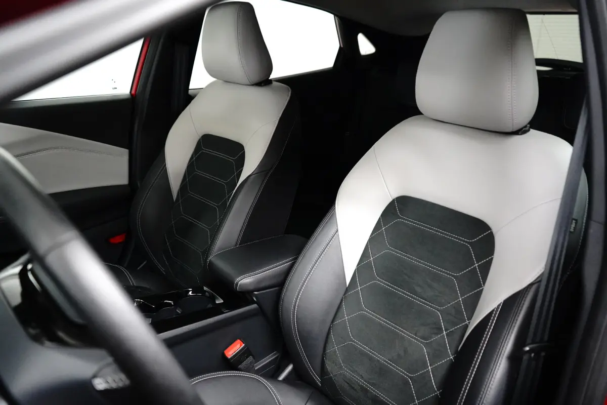 Premium 44 kWh FWD 168pk | Stoelverwarming | B&O Audio | Apple Carplay | Camera | Adap. Cruise