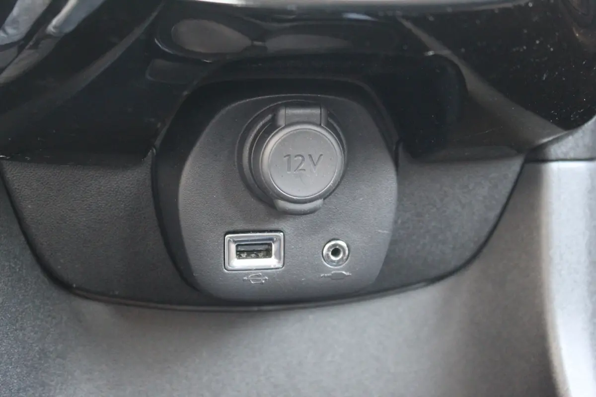1.0 e-VTi Allure | Climate C. | Camera | Navi | LMV 15" | Limiter | Mistlampen | DAB | Climate C. | Camera | Navi | LMV 15" | Limiter | Mistlampen | DAB |