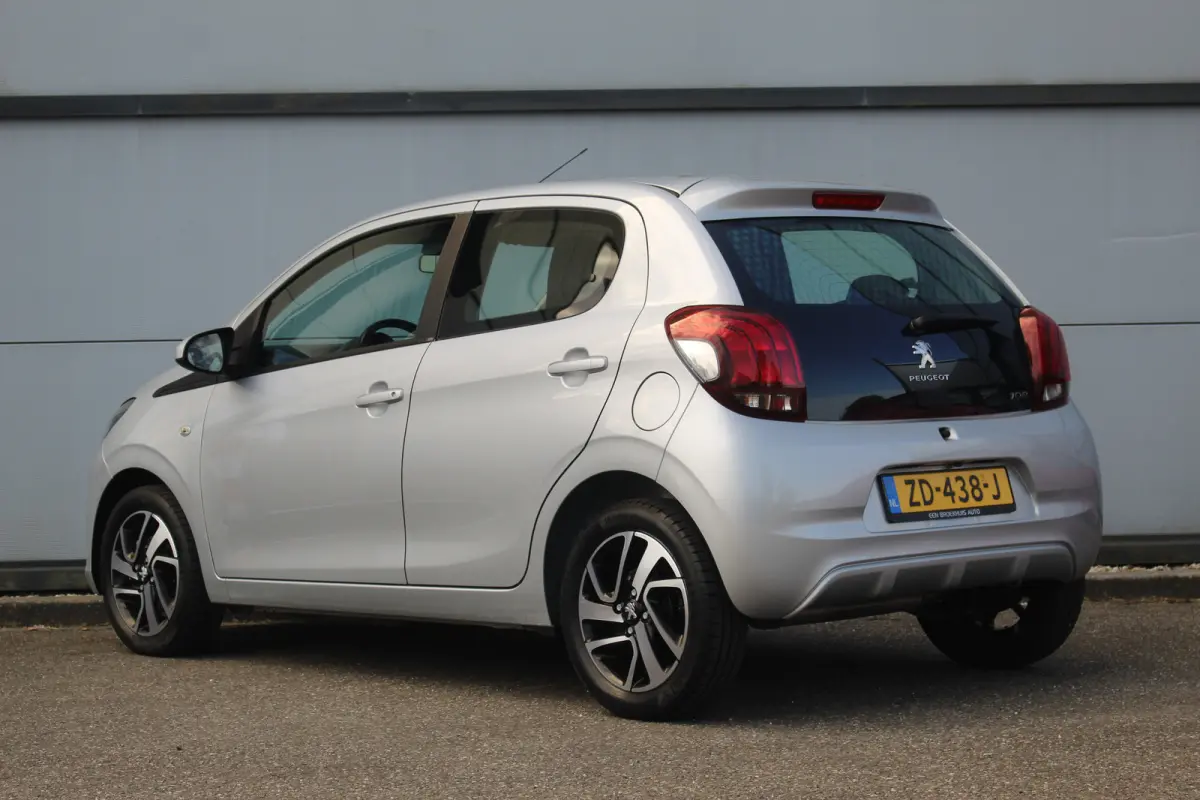 1.0 e-VTi Allure | Climate C. | Camera | Navi | LMV 15" | Limiter | Mistlampen | DAB | Climate C. | Camera | Navi | LMV 15" | Limiter | Mistlampen | DAB |
