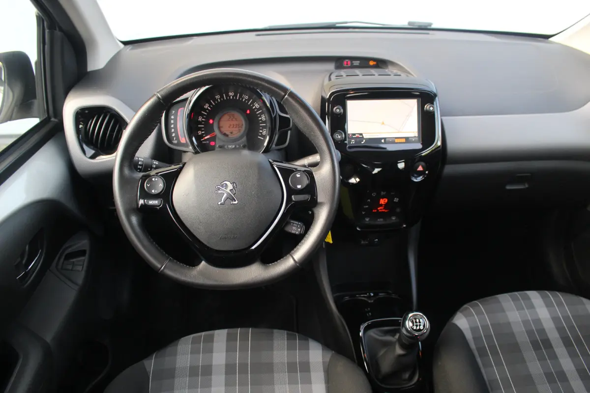 1.0 e-VTi Allure | Climate C. | Camera | Navi | LMV 15" | Limiter | Mistlampen | DAB | Climate C. | Camera | Navi | LMV 15" | Limiter | Mistlampen | DAB |