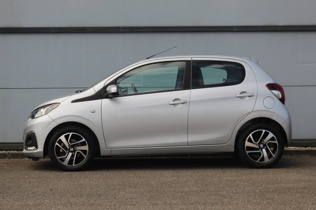 1.0 e-VTi Allure | Climate C. | Camera | Navi | LMV 15" | Limiter | Mistlampen | DAB | Climate C. | Camera | Navi | LMV 15" | Limiter | Mistlampen | DAB |