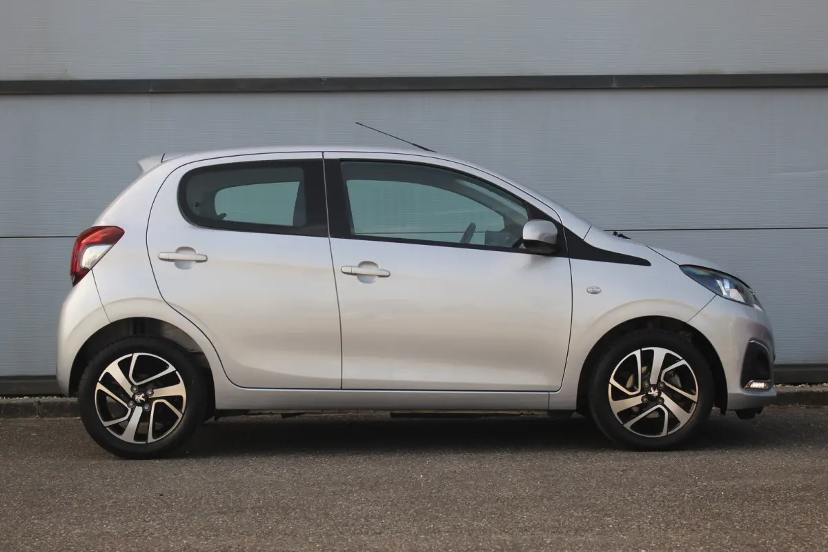 1.0 e-VTi Allure | Climate C. | Camera | Navi | LMV 15" | Limiter | Mistlampen | DAB | Climate C. | Camera | Navi | LMV 15" | Limiter | Mistlampen | DAB |