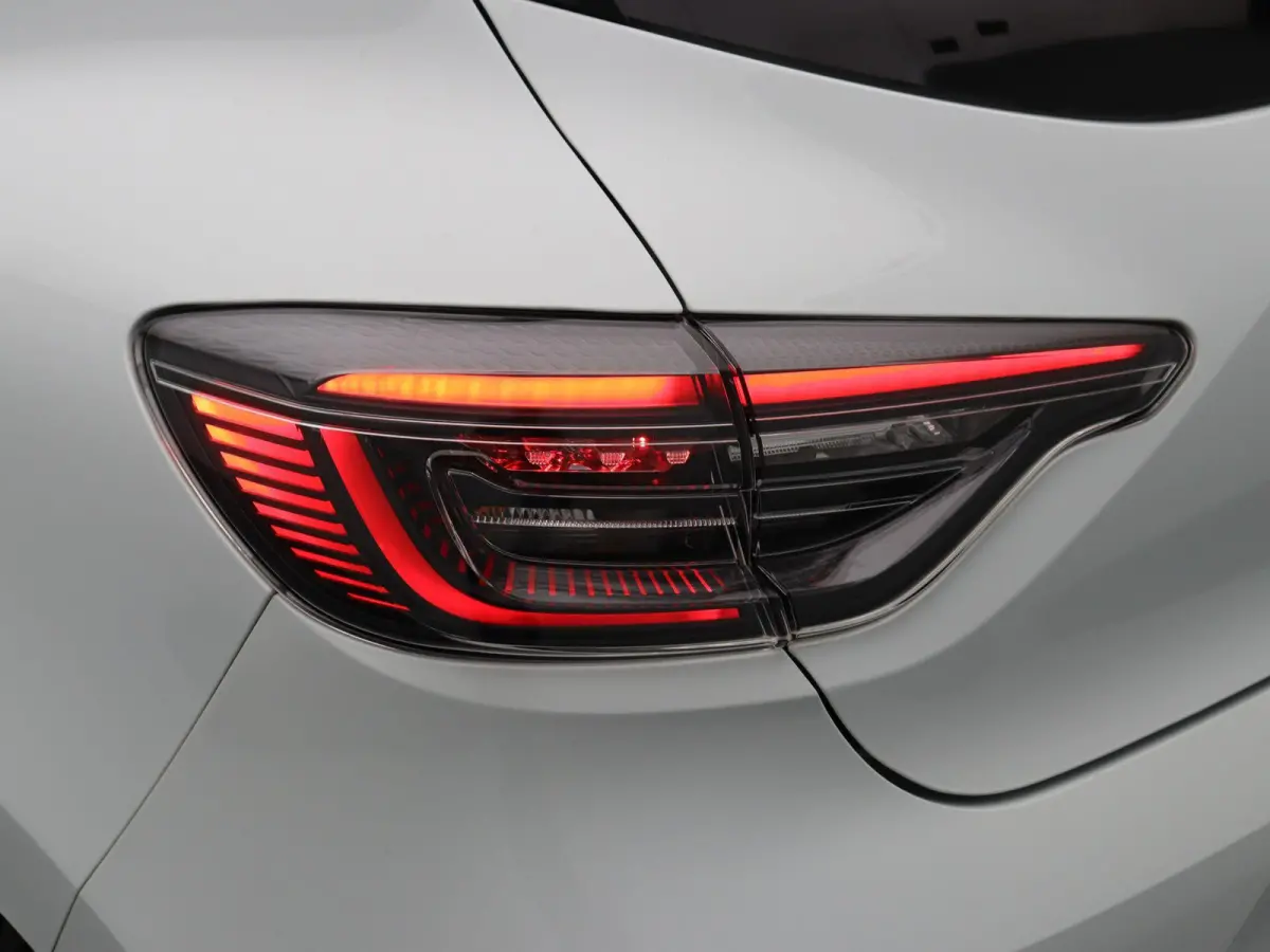 1.6 E-Tech Full Hybrid 145 esprit Alpine | Adaptive cruise control | Climate control | Sportstoelen | Apple carplay / Android auto | Achteruitrijcamera |