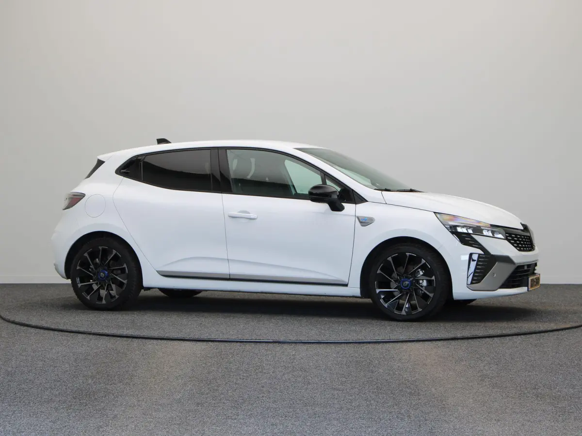 1.6 E-Tech Full Hybrid 145 esprit Alpine | Adaptive cruise control | Climate control | Sportstoelen | Apple carplay / Android auto | Achteruitrijcamera |