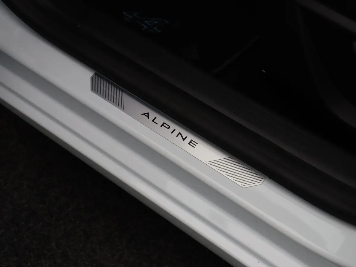 1.6 E-Tech Full Hybrid 145 esprit Alpine | Adaptive cruise control | Climate control | Sportstoelen | Apple carplay / Android auto | Achteruitrijcamera |