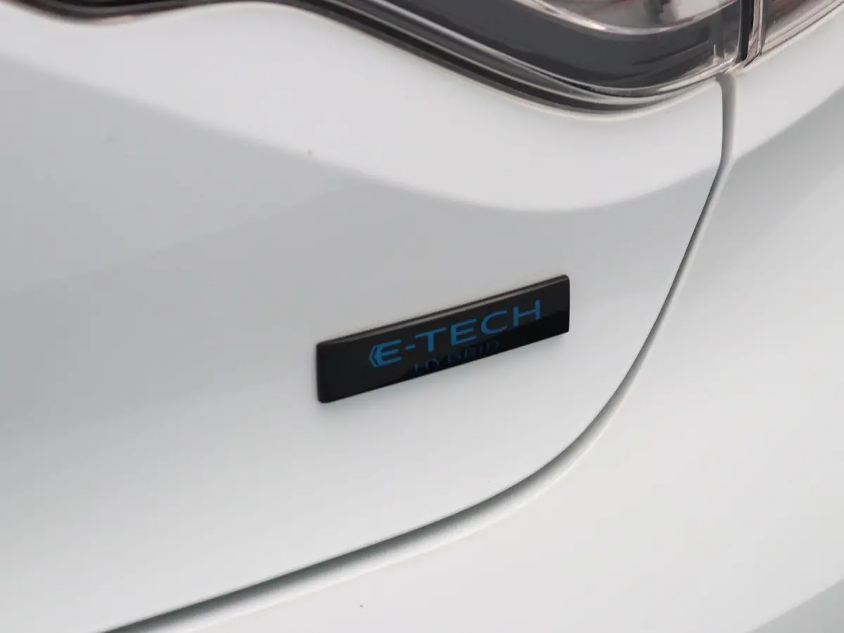 1.6 E-Tech Full Hybrid 145 esprit Alpine | Adaptive cruise control | Climate control | Sportstoelen | Apple carplay / Android auto | Achteruitrijcamera |
