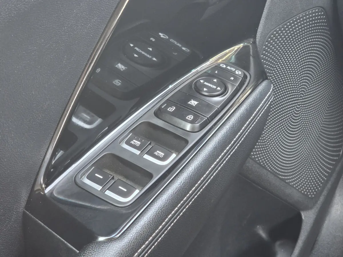 DynamicPlusLine 64 kWh | SOH 100% | 3 Fase laden | Schuif/kanteldak | Half Leder | Andriod Auto | Apple carplay |