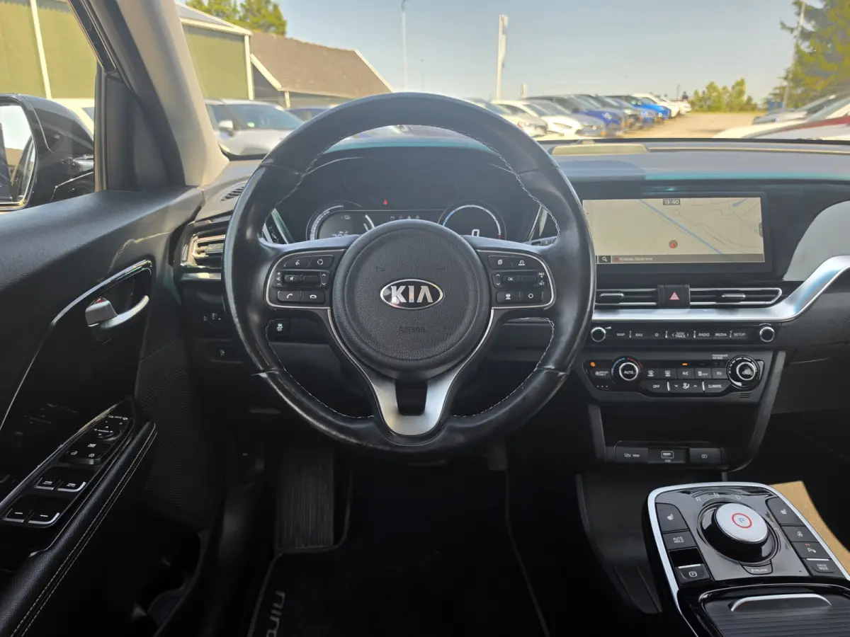 DynamicPlusLine 64 kWh | SOH 100% | 3 Fase laden | Schuif/kanteldak | Half Leder | Andriod Auto | Apple carplay |