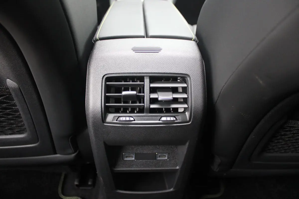1.2 Hybrid 145PK AUTOMAAT GT PACK | PANORAMA SCHUIF/KANTEL DAK | AFNEEMBARE TREKHAAK | SENSATION PACK: FOCAL HIFI SYSTEM MET 10 SPEAKERS/DRAADLOZE TELEFOONLADER | 360 VISION & DRIVE ASSIST P