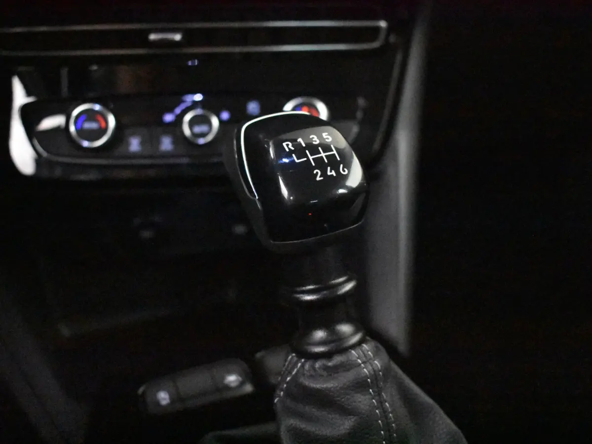 1.2T Elegance l 1e Eigenaar l Apple Car Play / Android l Camera l Parkeersensoren l Verkeersbord herkenning l
