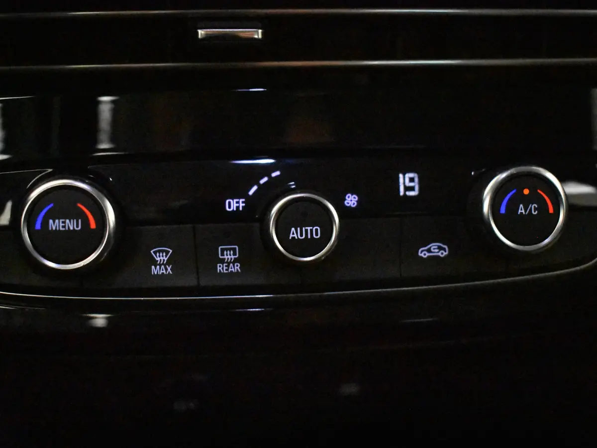 1.2T Elegance l 1e Eigenaar l Apple Car Play / Android l Camera l Parkeersensoren l Verkeersbord herkenning l