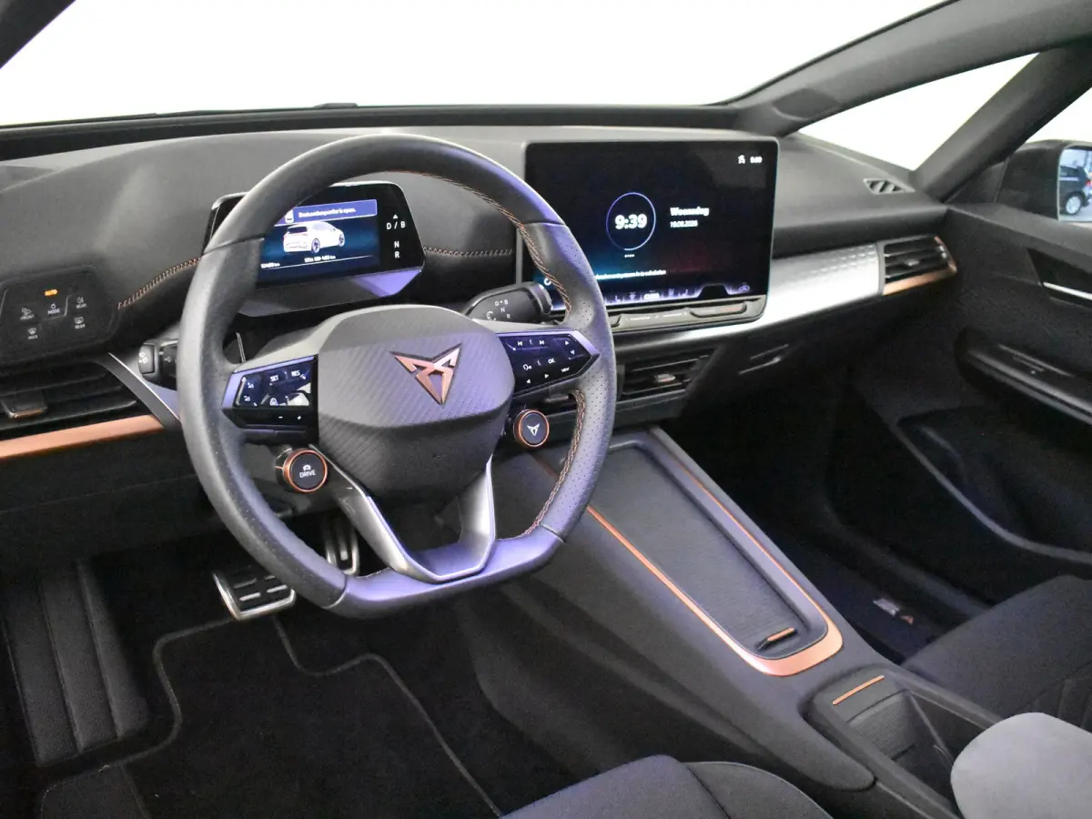 Essential Limited 63 kWh 231PK | Cruise control adapt | Appel Carplay/Android | Stoel/stuurverwarming | Parkeersensoren voor/achter | Keyless | LED | DAB | 19"LMV