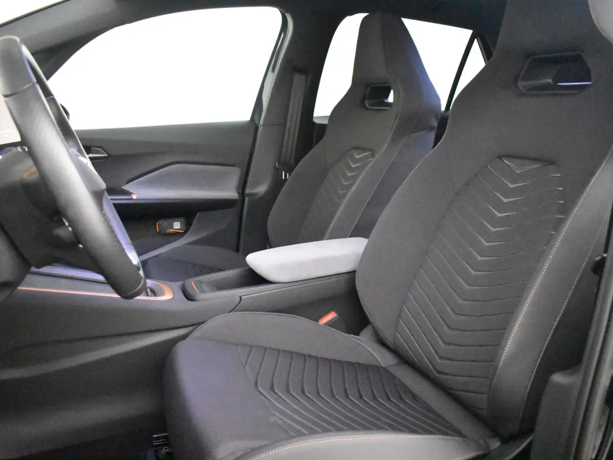 Essential Limited 63 kWh 231PK | Cruise control adapt | Appel Carplay/Android | Stoel/stuurverwarming | Parkeersensoren voor/achter | Keyless | LED | DAB | 19"LMV