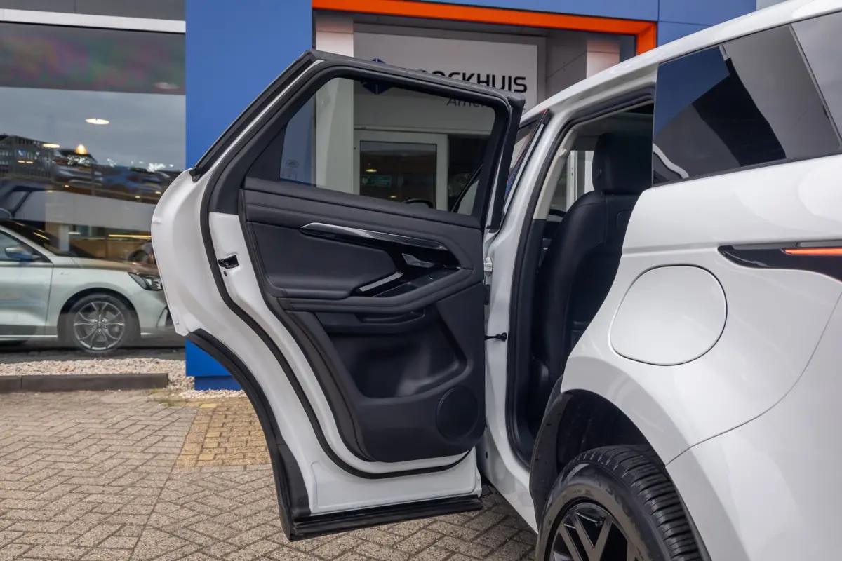 1.5 P300e AWD R-Dynamic SE | Apple Carplay/Android Auto | Panoramadak | Camera | Leder bekleding | Stoel/Stuur/ Voorruitverwarming Verwarming | Achteruitrijcamera | Apple Carplay/Android Aut