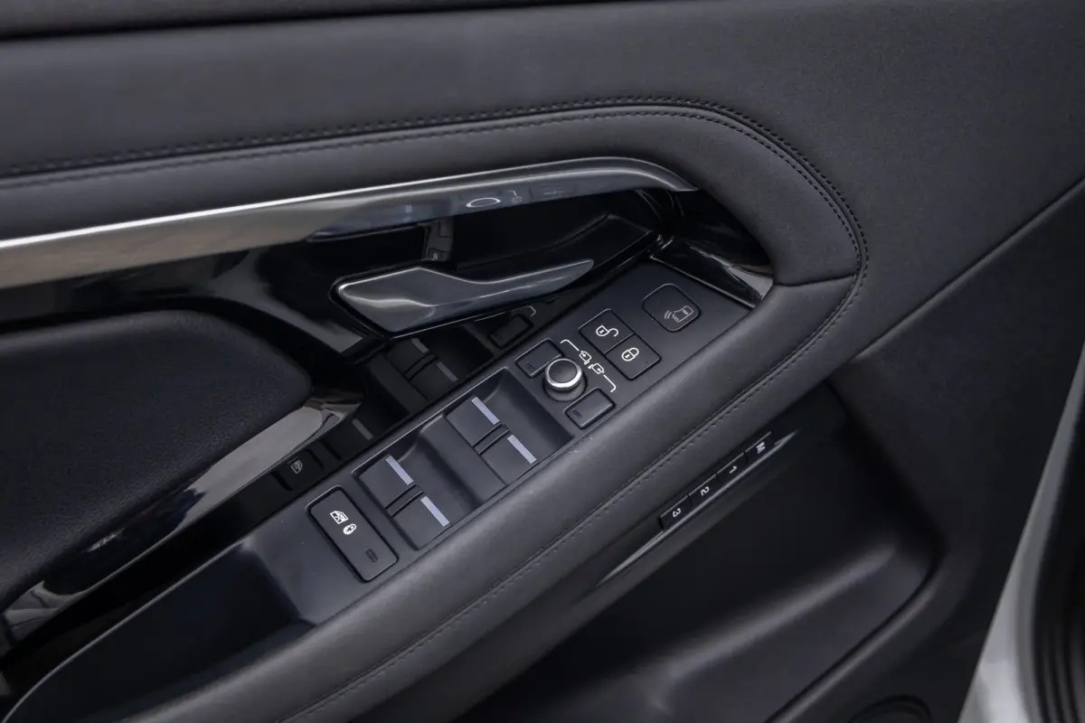 1.5 P300e AWD R-Dynamic SE | Apple Carplay/Android Auto | Panoramadak | Camera | Leder bekleding | Stoel/Stuur/ Voorruitverwarming Verwarming | Achteruitrijcamera | Apple Carplay/Android Aut