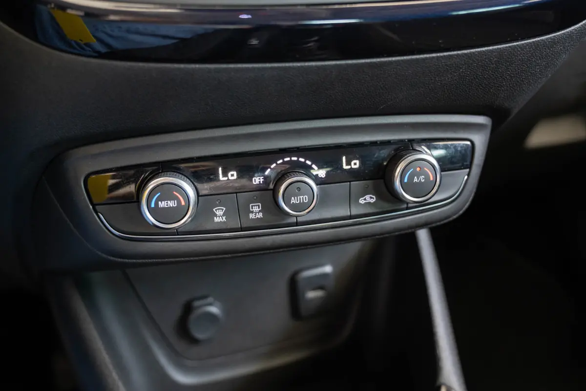1.2 Turbo 120 Jaar Edition | Climate Controle | Camera | Apple Carplay & Android Auto | Parkeersensoren | Lichtmetalen velgen |