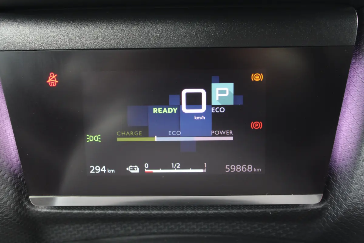 Feel Pack 50 kWh SOH waarde 91,44 | Achterbank in delen neerklapbaar | Achterbank met armsteun en skiluik | Achteropkomend verkeer waarschuwing