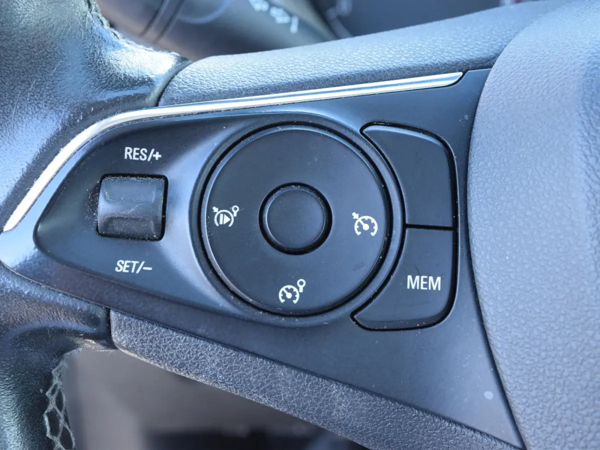 1.2 Turbo 120 Jaar Edition l Camera l PDC voor & achter l Navigatie l