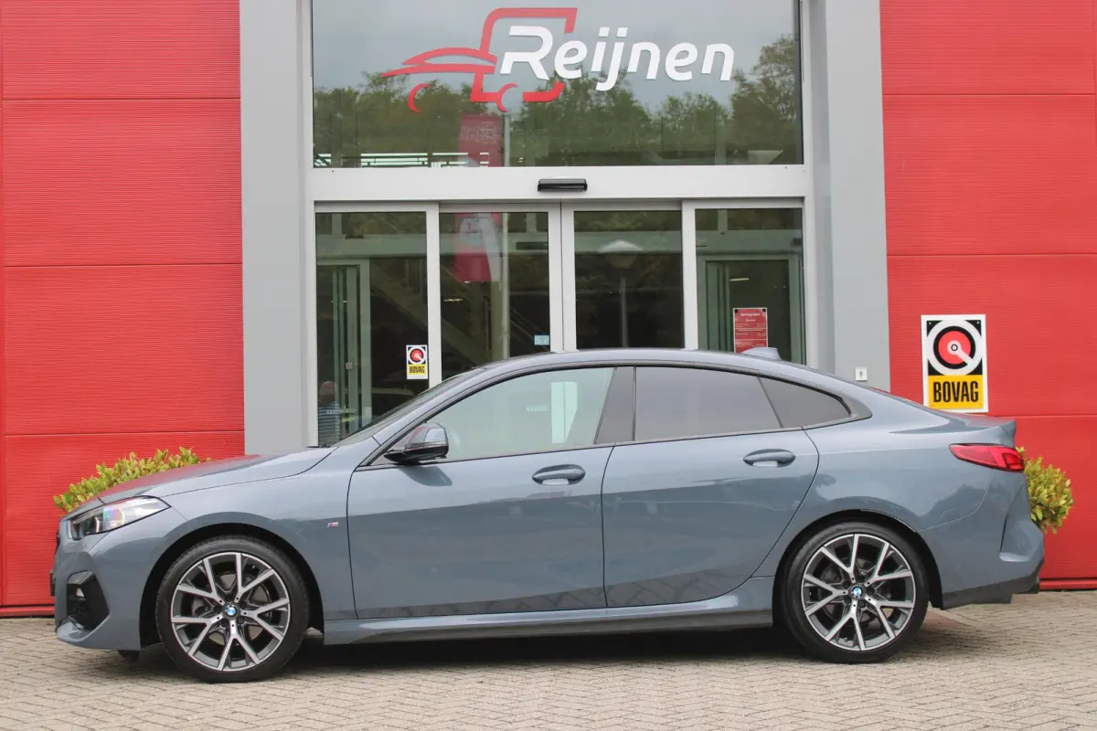218i M SPORT EDITION | TREKHAAK MET AFNEEMBARE KOGEL | HARMAN KARDON SOUND-SYSTEM | SFEER VERLICHTING | SHADOW LINE PAKKET | M-SPORT INTERIEUR | VERWARMBARE VOORSTOELEN | LEDEREN M-SPORT STU