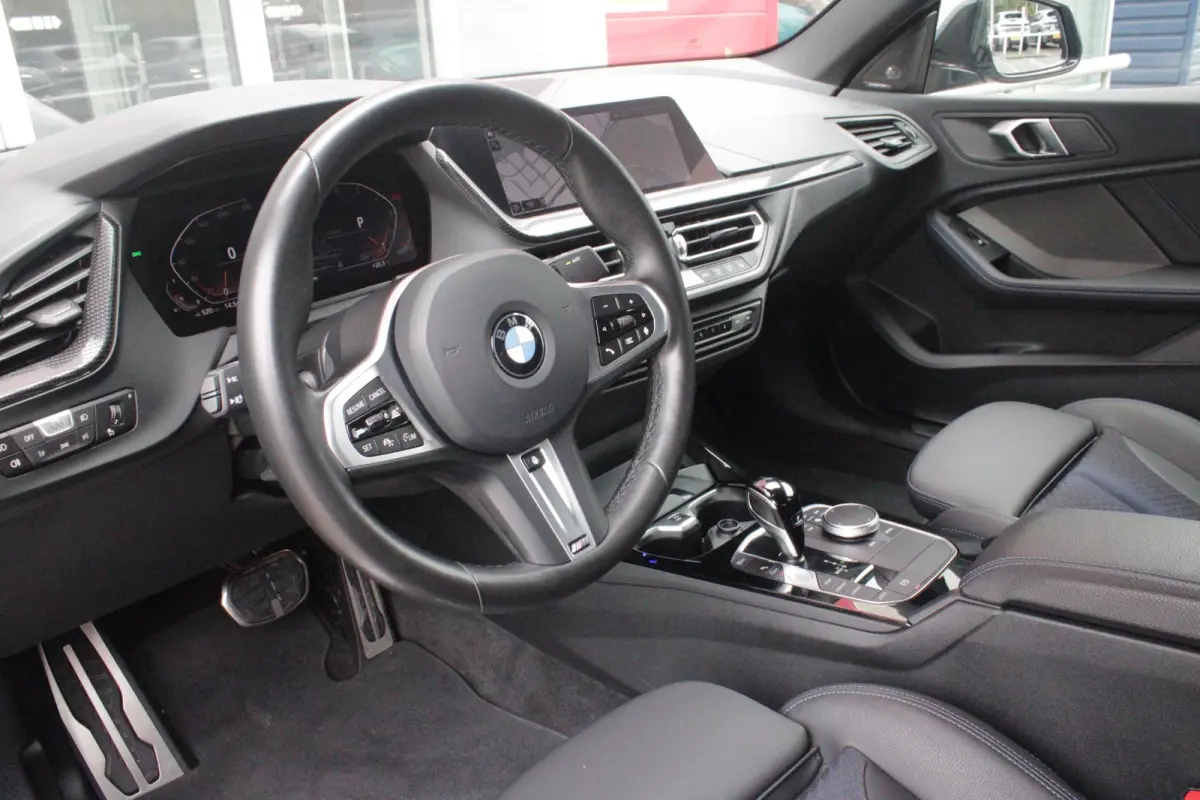 218i M SPORT EDITION | TREKHAAK MET AFNEEMBARE KOGEL | HARMAN KARDON SOUND-SYSTEM | SFEER VERLICHTING | SHADOW LINE PAKKET | M-SPORT INTERIEUR | VERWARMBARE VOORSTOELEN | LEDEREN M-SPORT STU