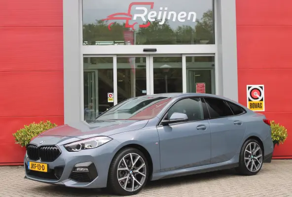 218i M SPORT EDITION | TREKHAAK MET AFNEEMBARE KOGEL | HARMAN KARDON SOUND-SYSTEM | SFEER VERLICHTING | SHADOW LINE PAKKET | M-SPORT INTERIEUR | VERWARMBARE VOORSTOELEN | LEDEREN M-SPORT STU