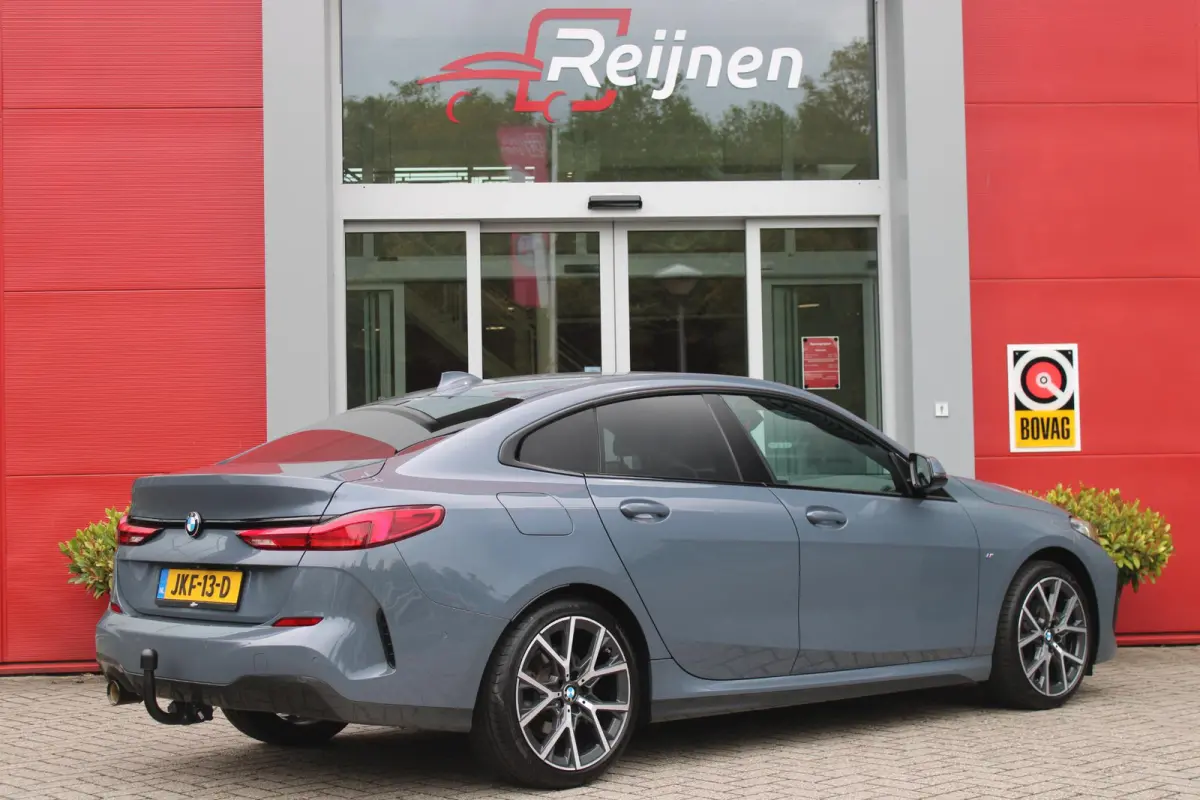 218i M SPORT EDITION | TREKHAAK MET AFNEEMBARE KOGEL | HARMAN KARDON SOUND-SYSTEM | SFEER VERLICHTING | SHADOW LINE PAKKET | M-SPORT INTERIEUR | VERWARMBARE VOORSTOELEN | LEDEREN M-SPORT STU
