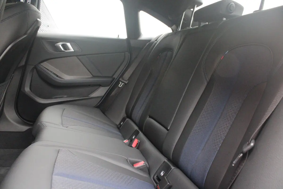 218i M SPORT EDITION | TREKHAAK MET AFNEEMBARE KOGEL | HARMAN KARDON SOUND-SYSTEM | SFEER VERLICHTING | SHADOW LINE PAKKET | M-SPORT INTERIEUR | VERWARMBARE VOORSTOELEN | LEDEREN M-SPORT STU