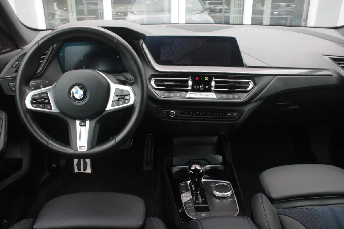 218i M SPORT EDITION | TREKHAAK MET AFNEEMBARE KOGEL | HARMAN KARDON SOUND-SYSTEM | SFEER VERLICHTING | SHADOW LINE PAKKET | M-SPORT INTERIEUR | VERWARMBARE VOORSTOELEN | LEDEREN M-SPORT STU