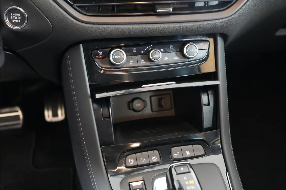 1.6 Turbo GS Line 225 pk PHEV | SOH 99% | AGR | 360° | Stl. verw. | Adaptive Cruise | El. achterklep |