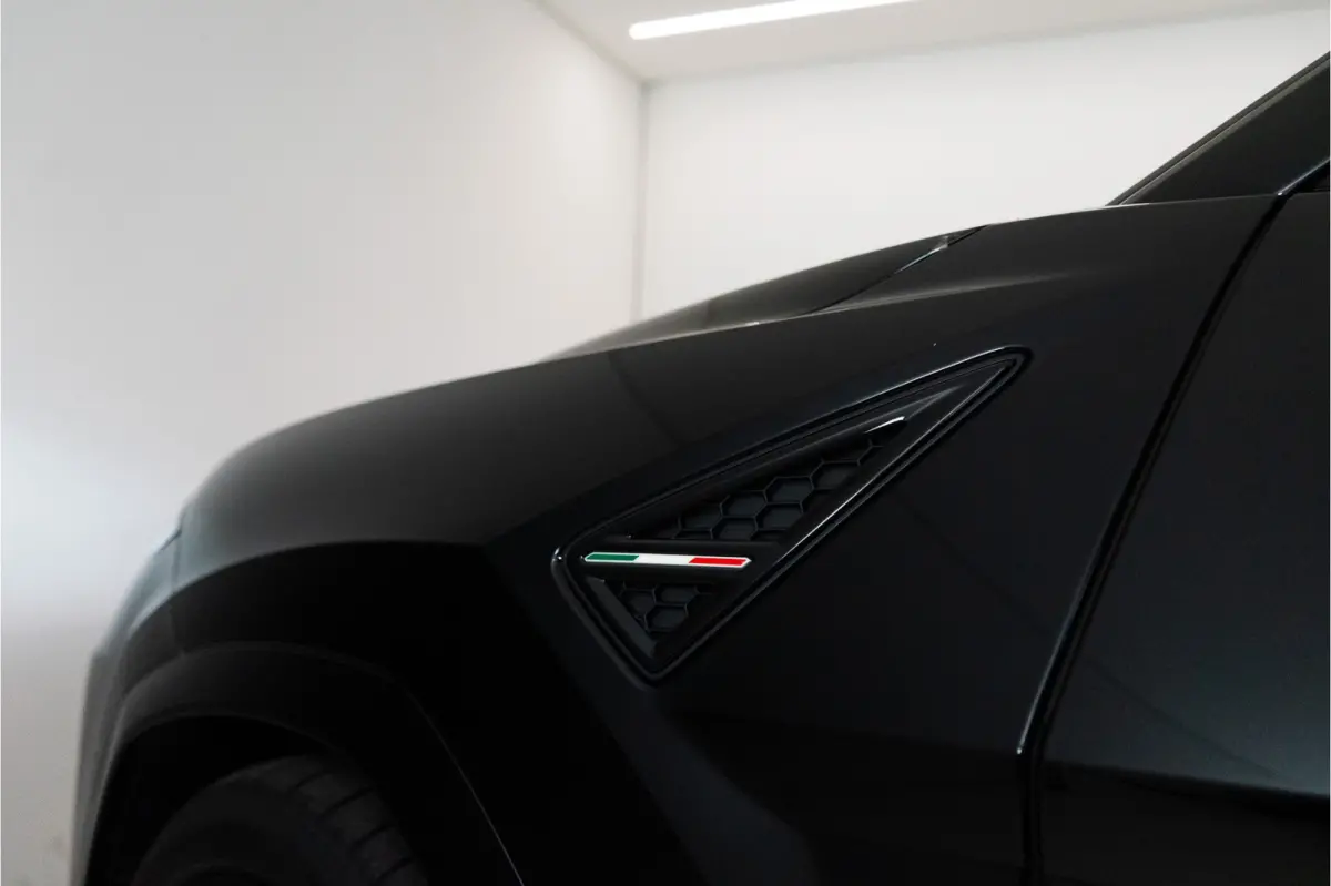 4.0 V8 Hybrid 800PK | Ad Personam | Nero Helene | Nero Ade/Arancio Leoni | Bang&Olufsen 3D | Ceramic | Service Package 5YR | 3YR Warrenty | VOL