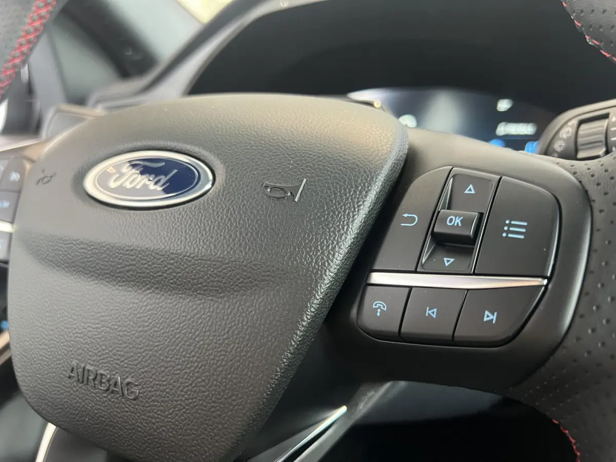 2.5 PHEV ST-Line | ELEKTRISCH WEGKLAPBARE TREKHAAK | VERWARMBARE VOORSTOELEN | VERWARMBARE VOORRUIT | VERWARMBAAR STUUR | KEYLESS ENTRY | ALL WEATHER BANDEN