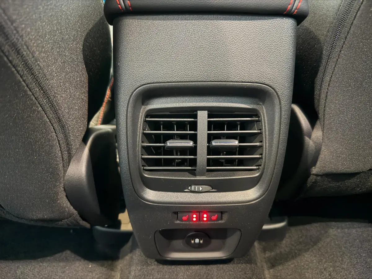 2.5 PHEV ST-Line | ELEKTRISCH WEGKLAPBARE TREKHAAK | VERWARMBARE VOORSTOELEN | VERWARMBARE VOORRUIT | VERWARMBAAR STUUR | KEYLESS ENTRY | ALL WEATHER BANDEN