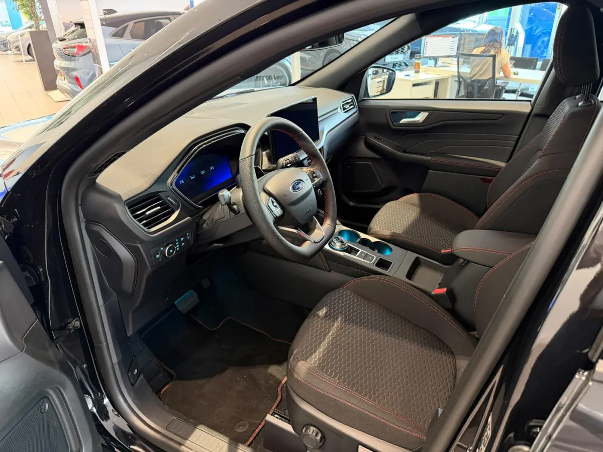 2.5 PHEV ST-Line | ELEKTRISCH WEGKLAPBARE TREKHAAK | VERWARMBARE VOORSTOELEN | VERWARMBARE VOORRUIT | VERWARMBAAR STUUR | KEYLESS ENTRY | ALL WEATHER BANDEN