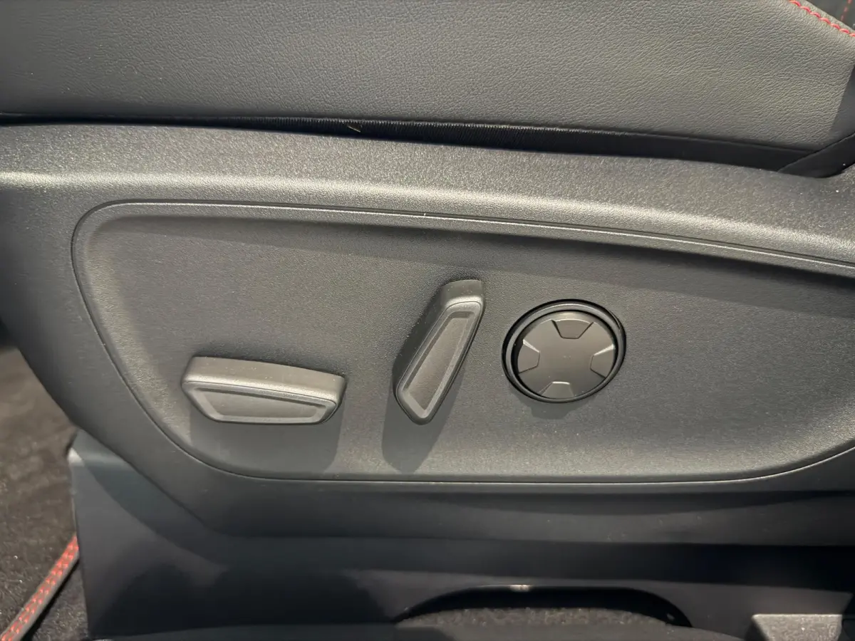 2.5 PHEV ST-Line X | ELEKTRISCH WEGKLAPBARE TREKHAAK | VERWARMBARE STOELEN | VERWARMBAAR STUUR | VERWARMBARE VOORRUIT | KEYLESS ENTRY | ALL WEATHER BANDEN |