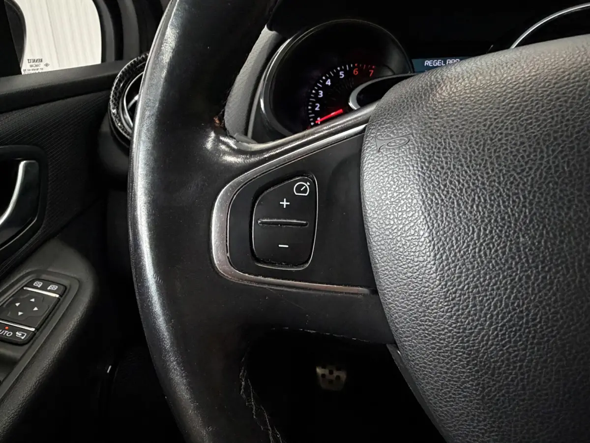 0.9 TCe Bose | Navi | 17" | Cruise control | Stoelverwarming | Camera | Perfect onderhouden!