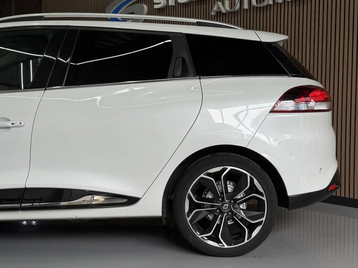 0.9 TCe Bose | Navi | 17" | Cruise control | Stoelverwarming | Camera | Perfect onderhouden!