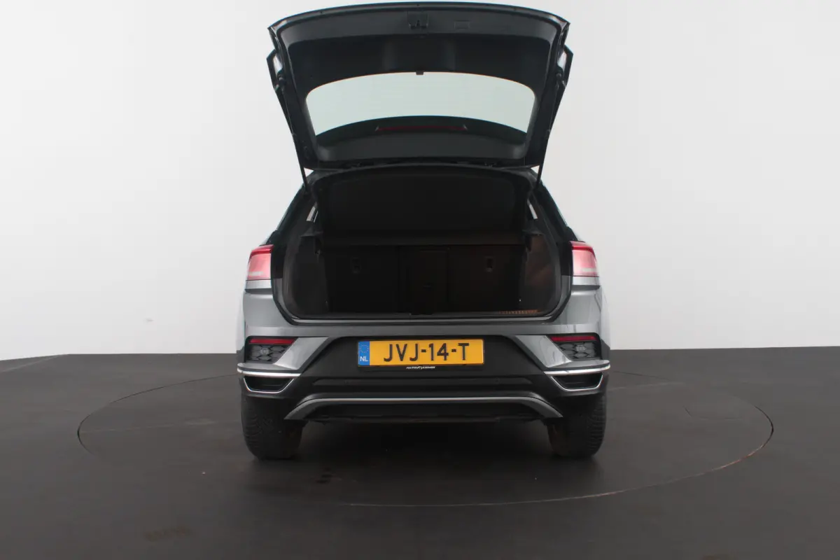1.0 TSI Style > 110pk/Kleur Indium Grey/Parkeersensoren/navi/All season banden