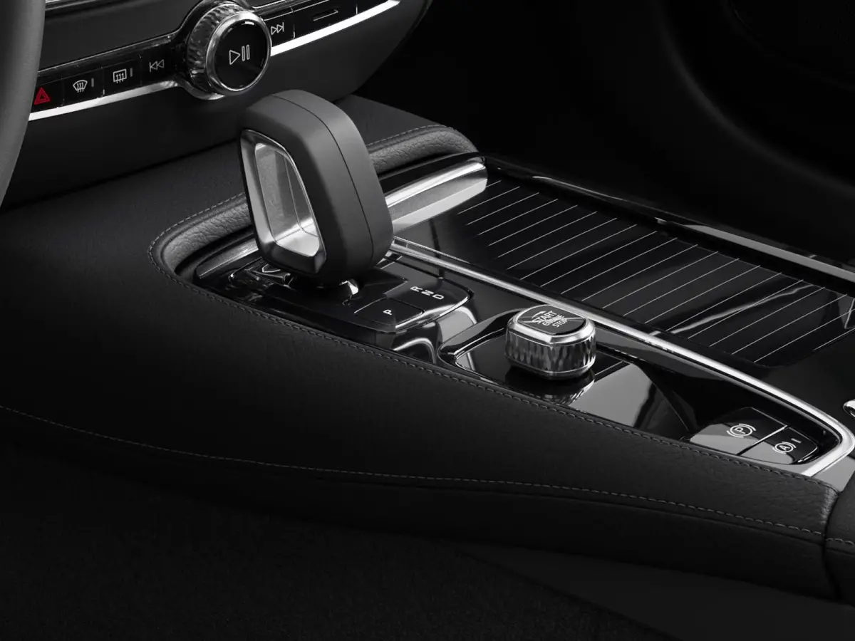 T6 Plug-in hybrid AWD Plus Dark | Parkeercamera | Harman Kardon | Stoel- en stuurverwarming