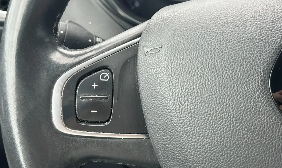 0.9 TCe Intens 90PK | 1e Eigenaar | Dealeronderhouden | Nette Staat | NL AUTO | NAP | R-Link | Bose | Trekhaak | Achteruitrijcamera | Carplay | Navigatie | 2 Sleutels | Premium Kleur |