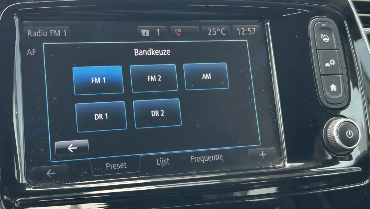 0.9 TCe Intens 90PK | 1e Eigenaar | Dealeronderhouden | Nette Staat | NL AUTO | NAP | R-Link | Bose | Trekhaak | Achteruitrijcamera | Carplay | Navigatie | 2 Sleutels | Premium Kleur |