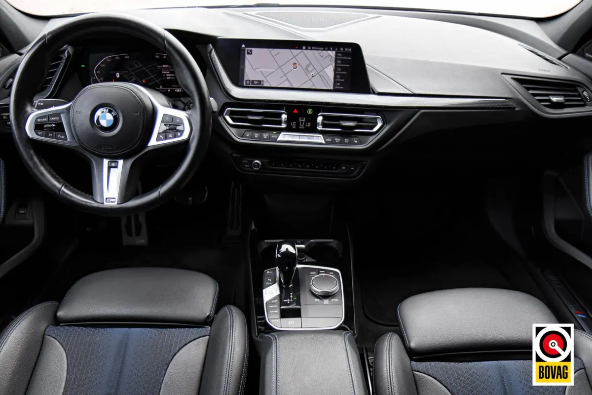 118i M-Sport M-Pakket Shadow |LED|CARPLAY|H&K|ELEK. KLEP|STOEL+STUURVERW.|VIRTUAL