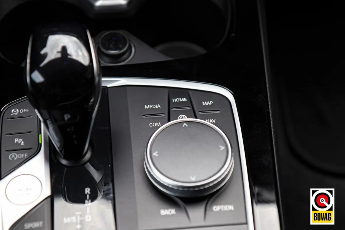 118i M-Sport M-Pakket Shadow |LED|CARPLAY|H&K|ELEK. KLEP|STOEL+STUURVERW.|VIRTUAL