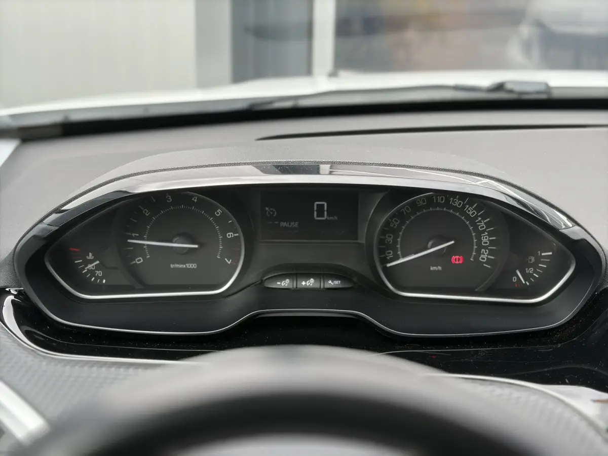 1.2 PureTech Blue Lion 82pk | Apple Carplay/Android Auto | Cruise control | Dab | Lichtmetalen velgen 16" | Navigatiesysteem full map | Parkeersensor achter | Zeer nette auto!