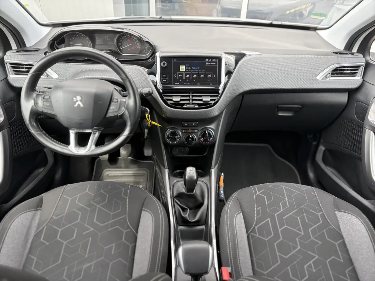 1.2 PureTech Blue Lion 82pk | Apple Carplay/Android Auto | Cruise control | Dab | Lichtmetalen velgen 16" | Navigatiesysteem full map | Parkeersensor achter | Zeer nette auto!