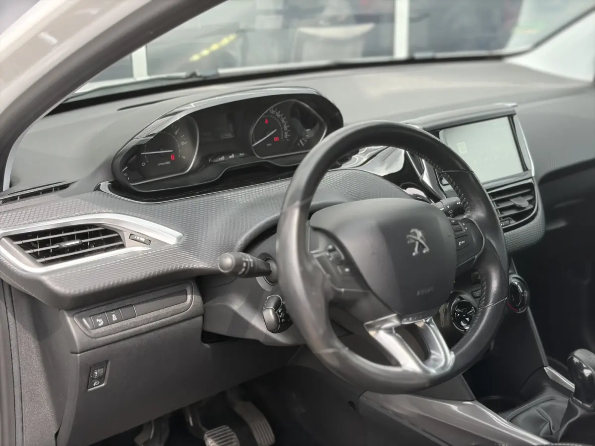 1.2 PureTech Blue Lion 82pk | Apple Carplay/Android Auto | Cruise control | Dab | Lichtmetalen velgen 16" | Navigatiesysteem full map | Parkeersensor achter | Zeer nette auto!