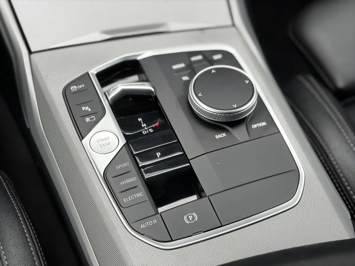 330e Executive 293pk | Nieuw Model | Virtual Cockpit | Apple Carplay/Android Auto | Dab | Elektrisch bedienbare achterklep | LED koplampen | Sportstoelen | Trekhaak elektrisch bedienbaar | Z
