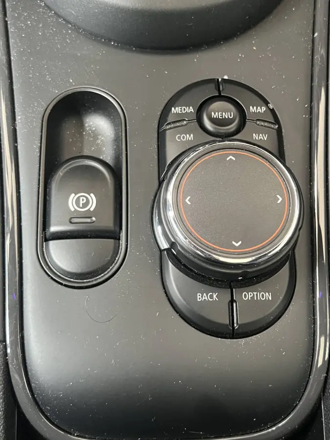 1.5 Cooper Chili | AUTOMAAT | HEAD-UP DISPLAY | LEDER | SCHUIF/KANTELDAK | CARPLAY | HARMAN/KARDON | CAMERA | NAVI | CRUISE CONTROL | PDC V+A | CLIMATE CONTROL | LMV 18'' | STOELVERWARMING |